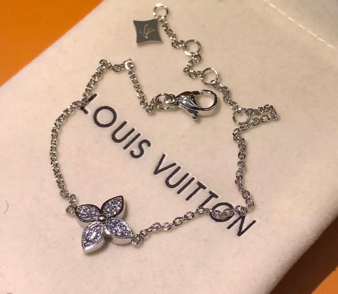 Louis V woman silver necklace
