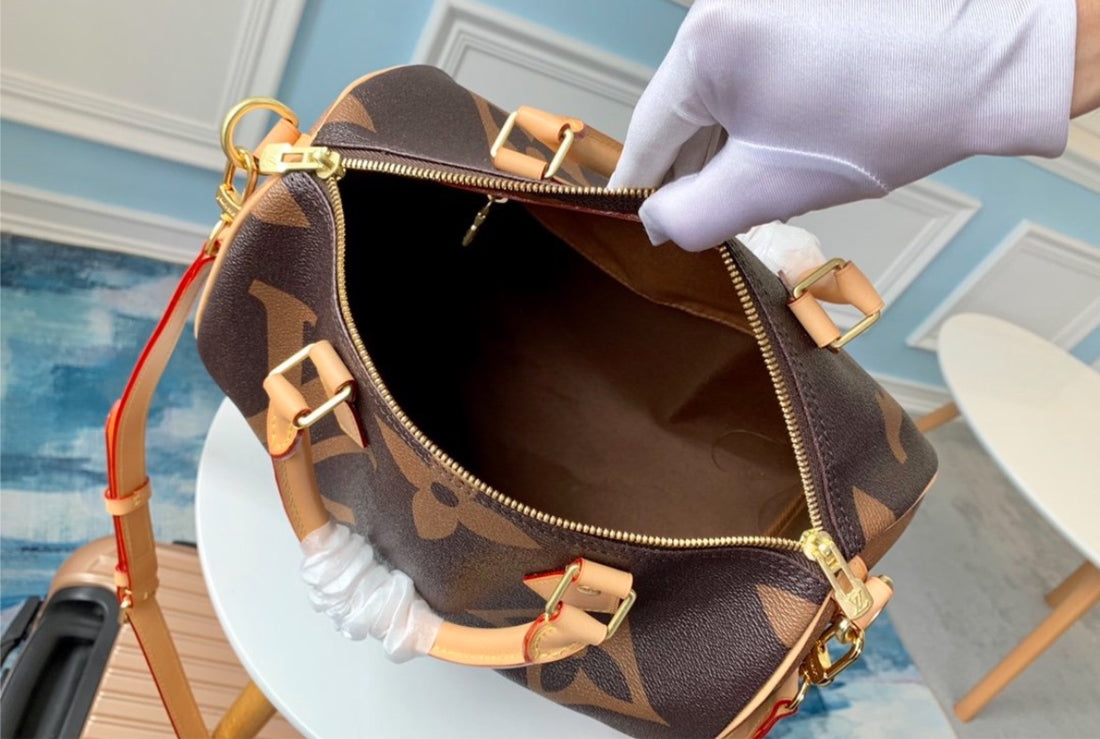 LV speedy woman shoulder handbag