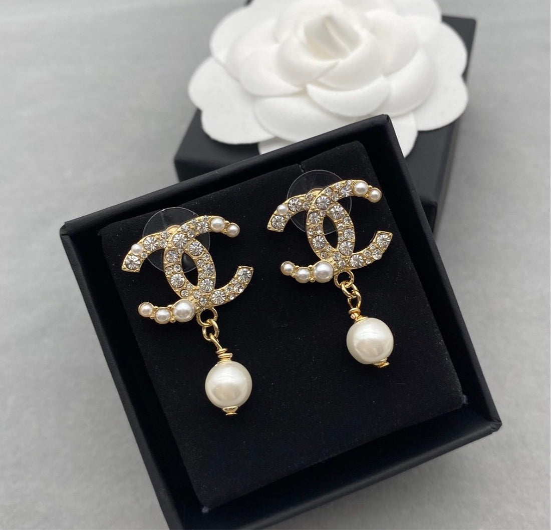Woman new Chanel earring