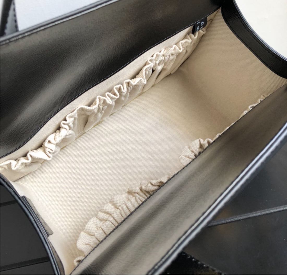 Classic Woman Gucci handbag