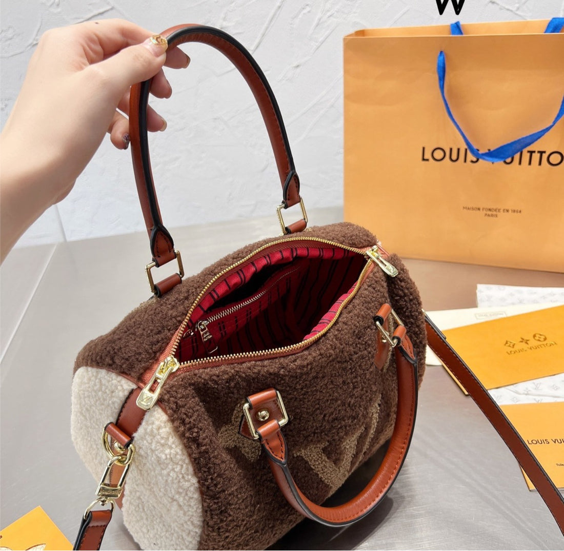 woman new LV shoulder handbag