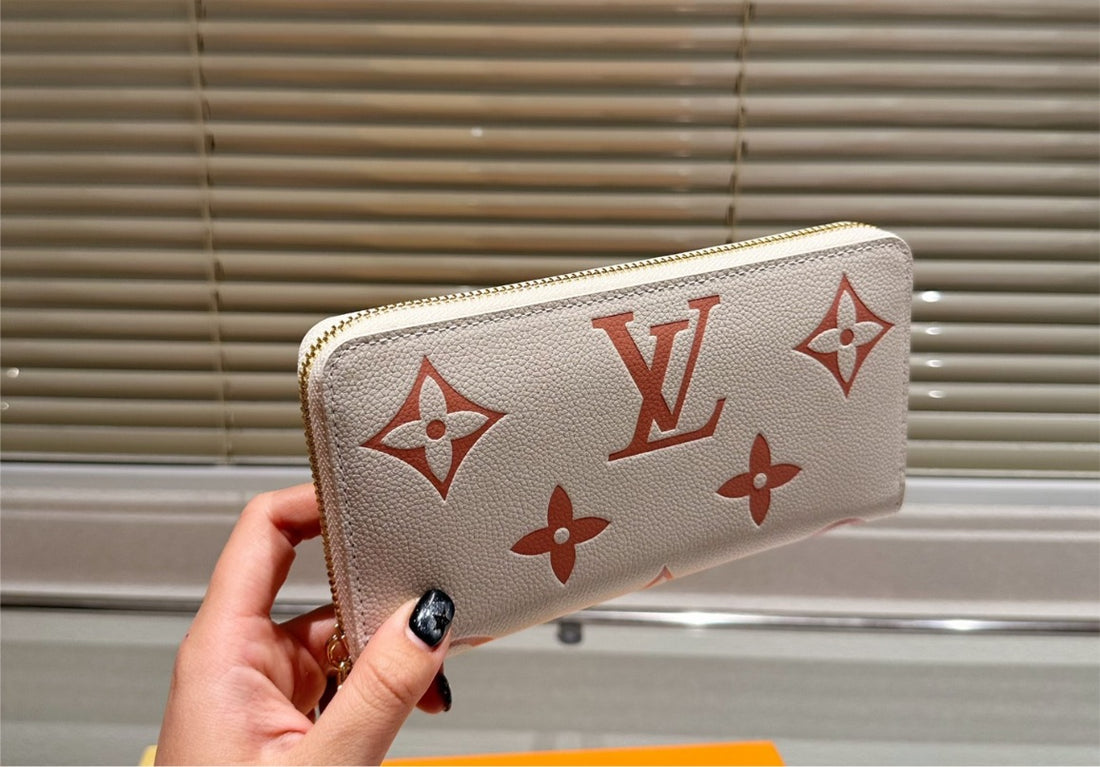 LV woman wallet