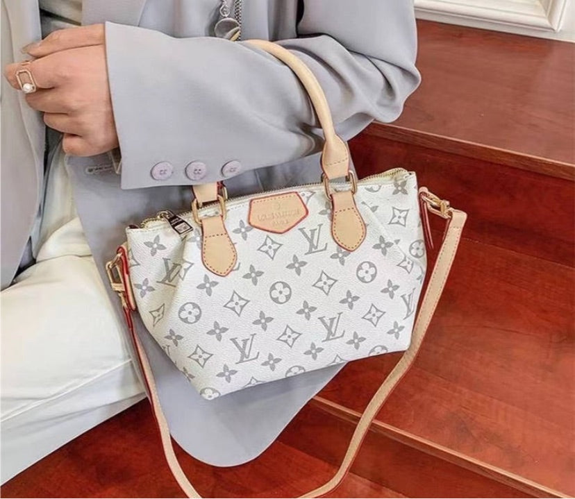 New LV woman cute shoulder handbag