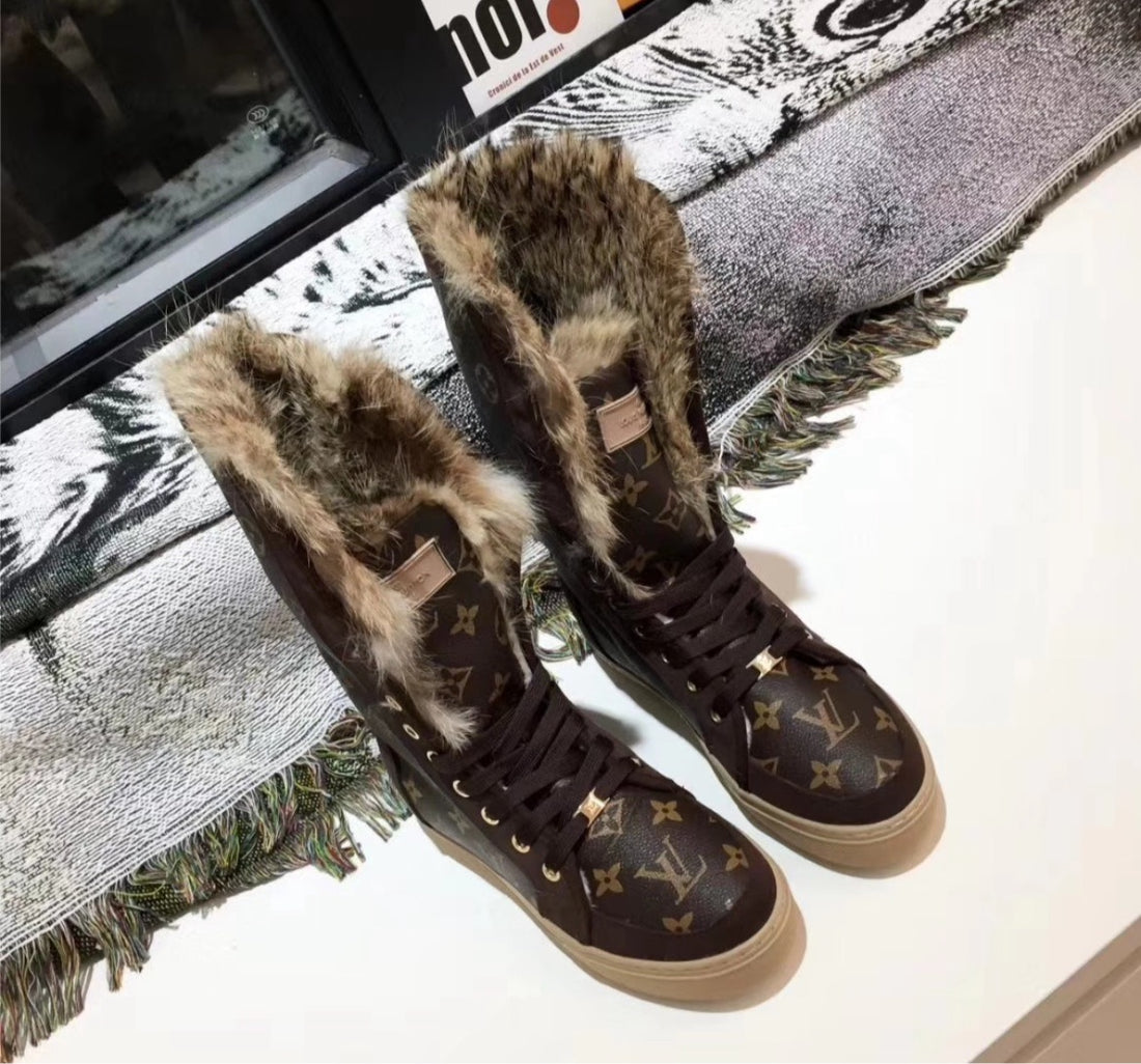 New Louis Vuitton woman Fur boots