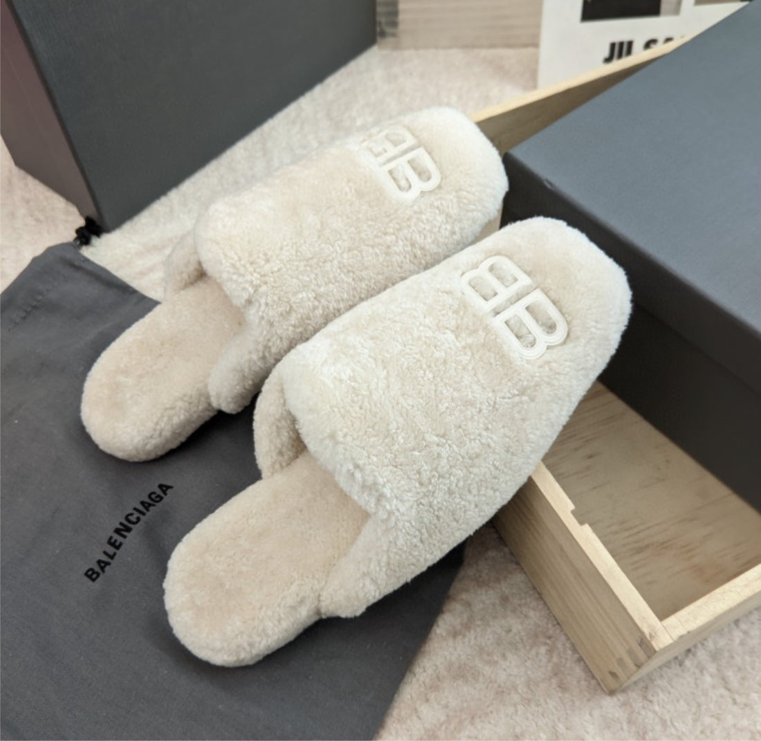 Comfy Balenciaga house shoe