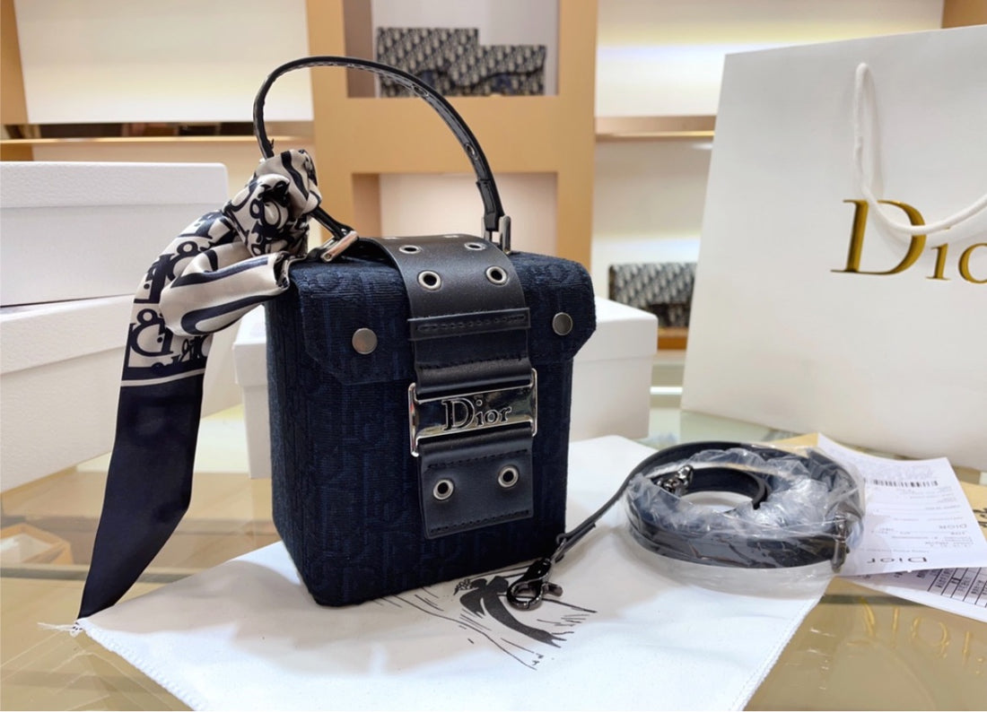 Woman Dior crossbody/shoulder bag