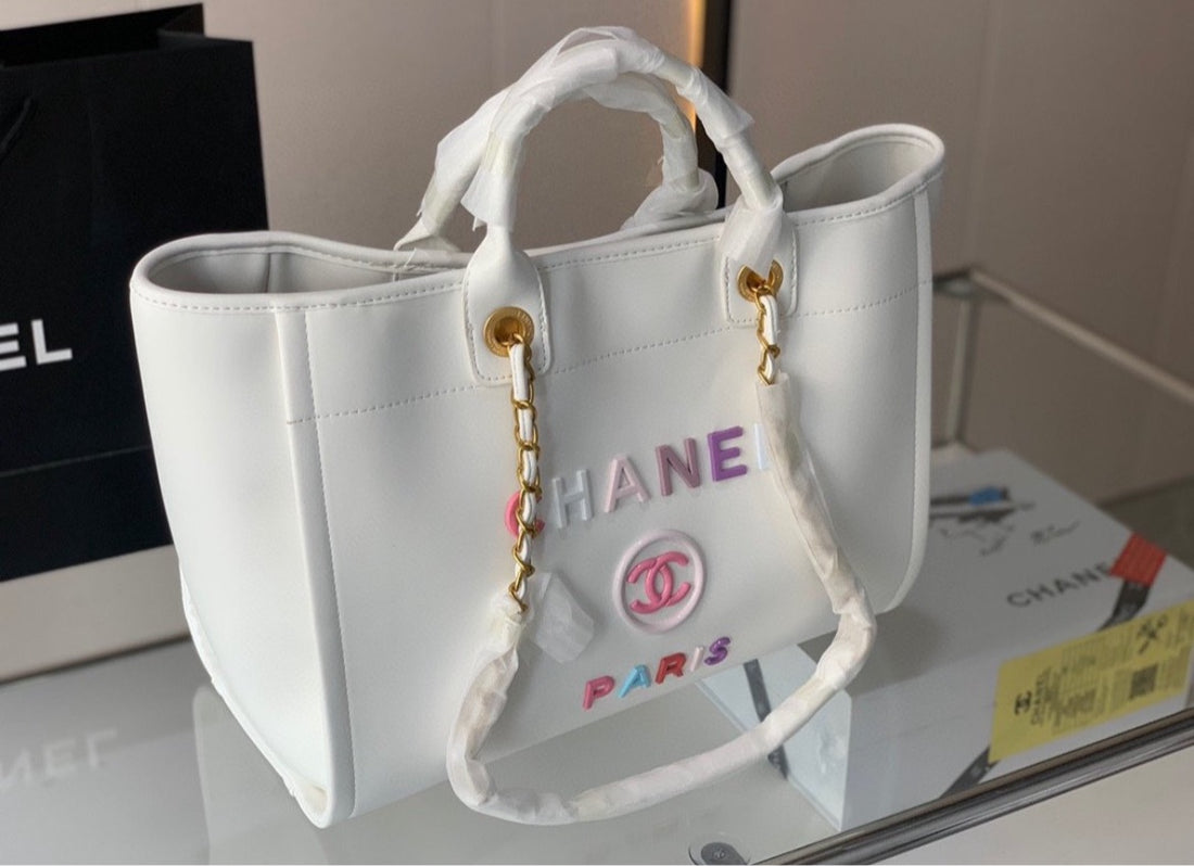 New woman Chanel shoulder handbag