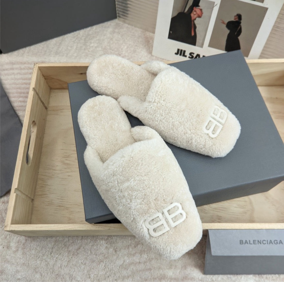 Comfy Balenciaga house shoe
