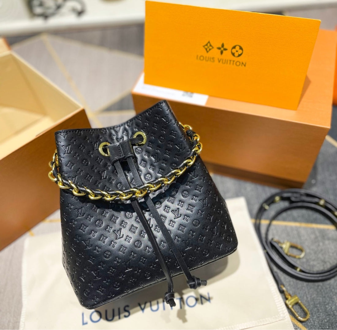 Louis V woman shoulder handbag