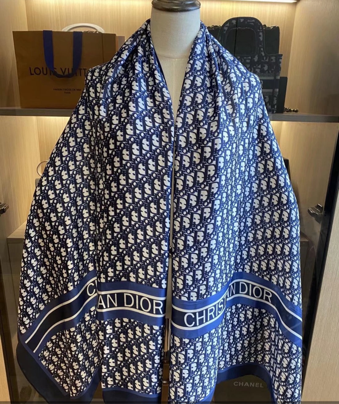 Woman Dior scarf
