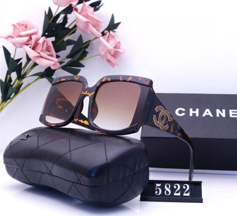 Woman Chanel sunglasses new