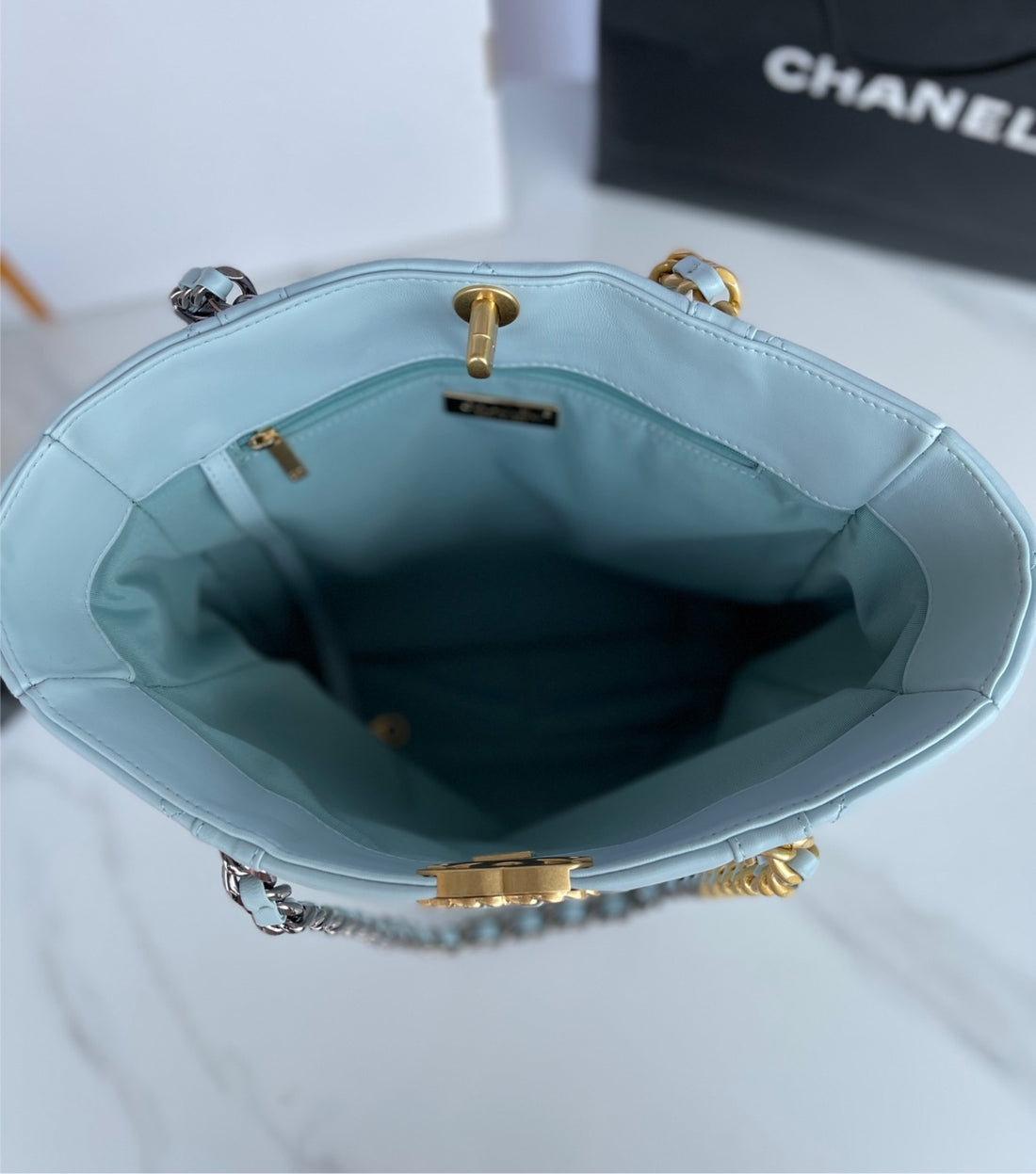 Soft leather Chanel woman shoulder handbag