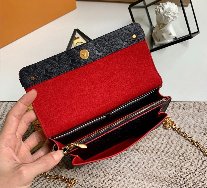 Woman LV crossbody/handbag