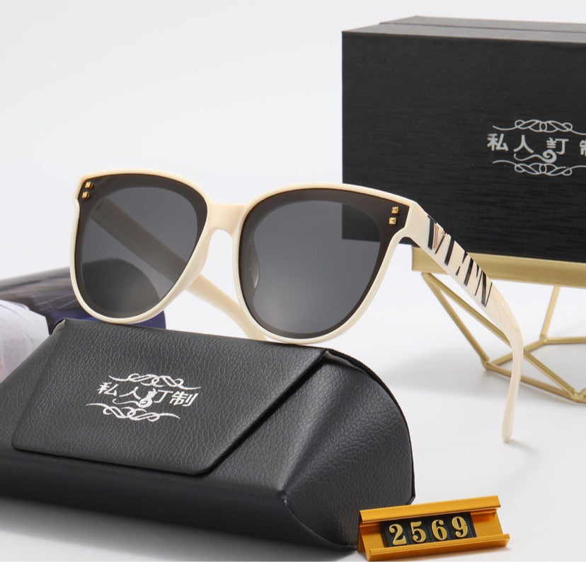 Valentino shades woman