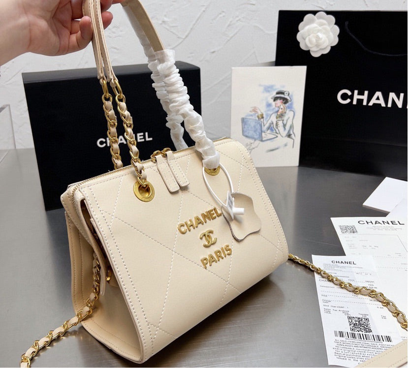Chanel woman shoulder bag