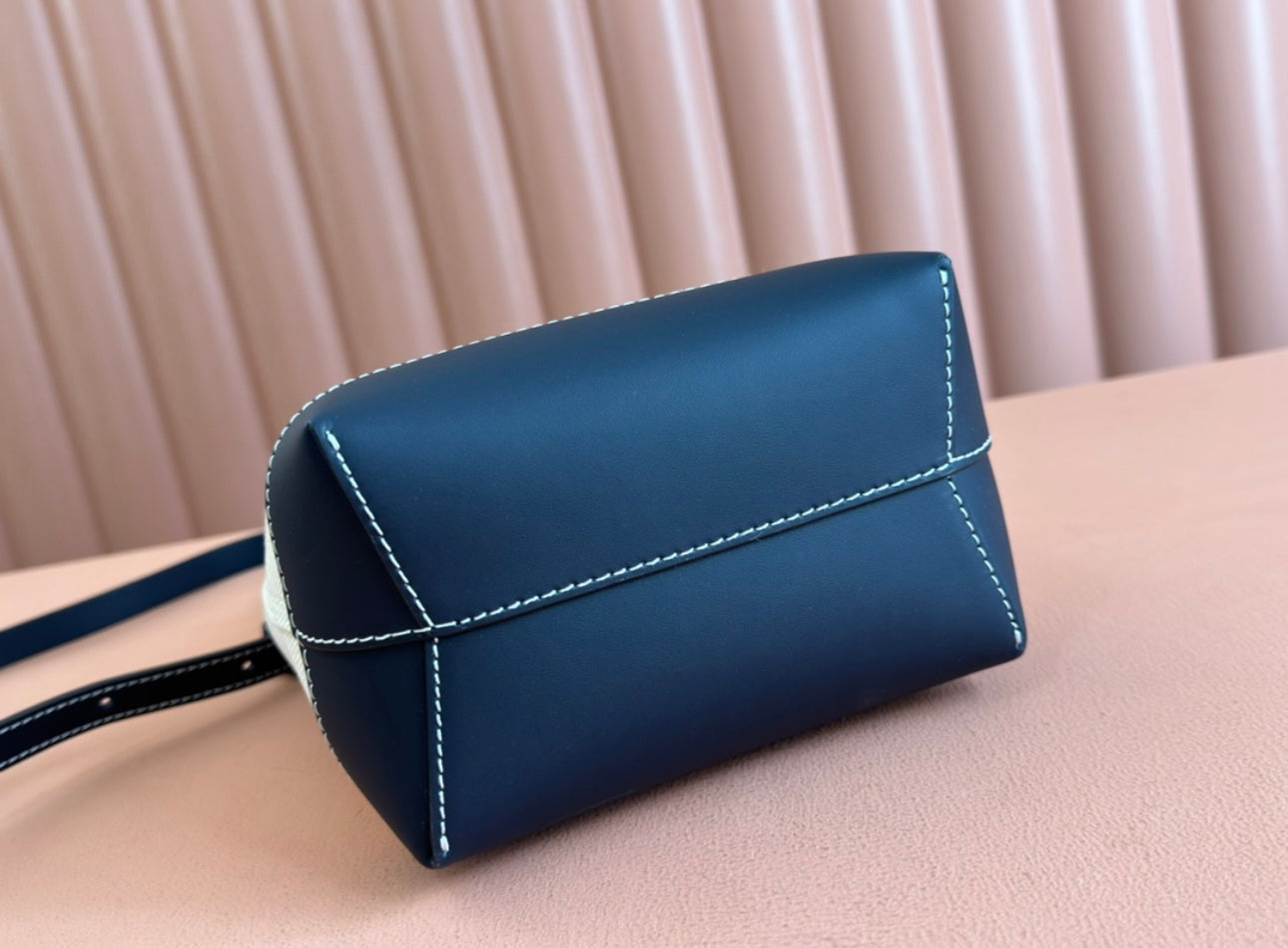 Gucci woman shoulder handbag with draw string