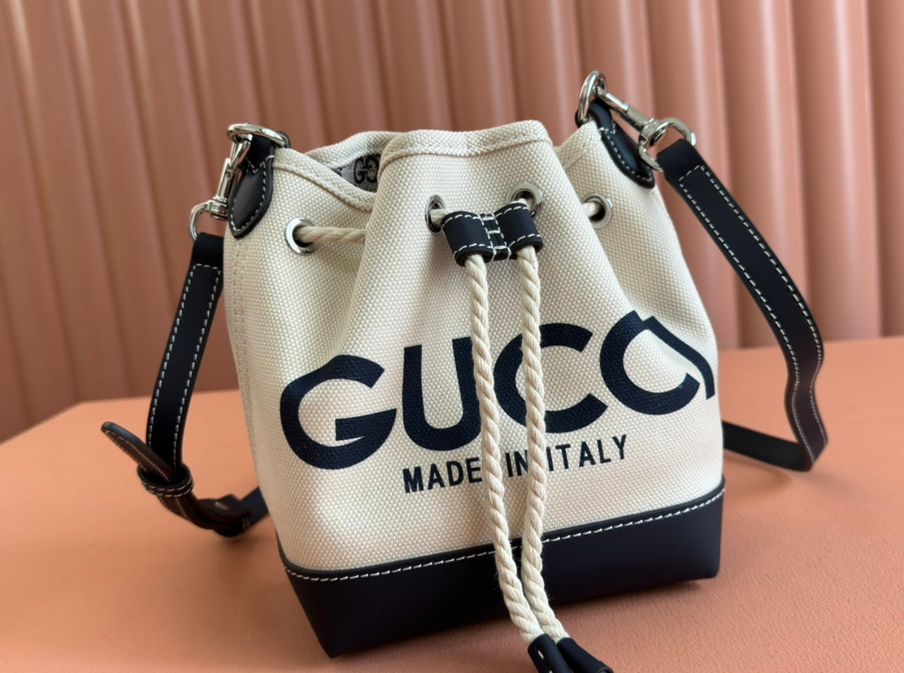 Gucci woman shoulder handbag with draw string