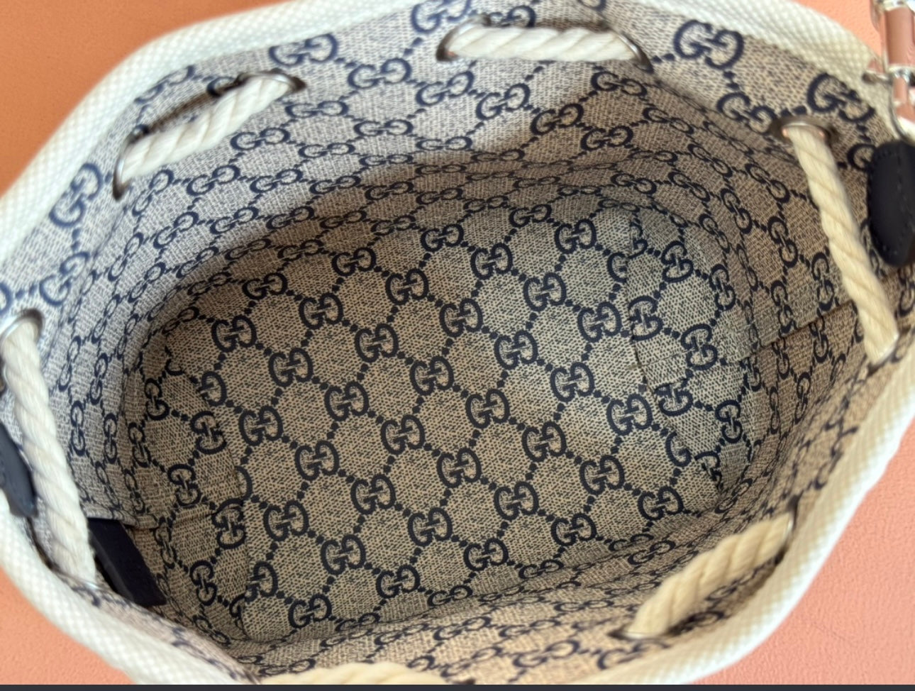 Gucci woman shoulder handbag with draw string