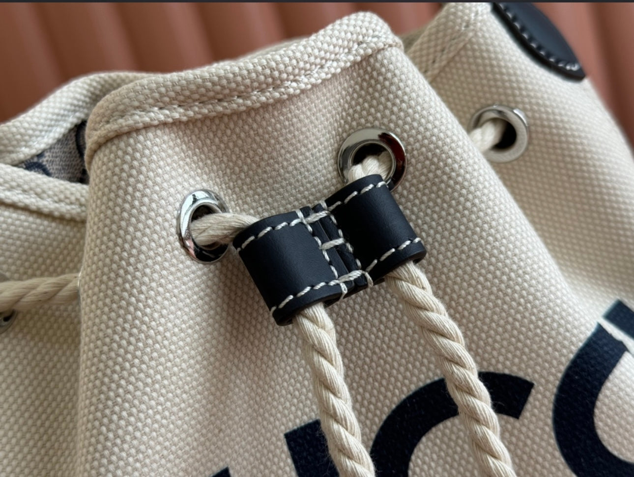 Gucci woman shoulder handbag with draw string