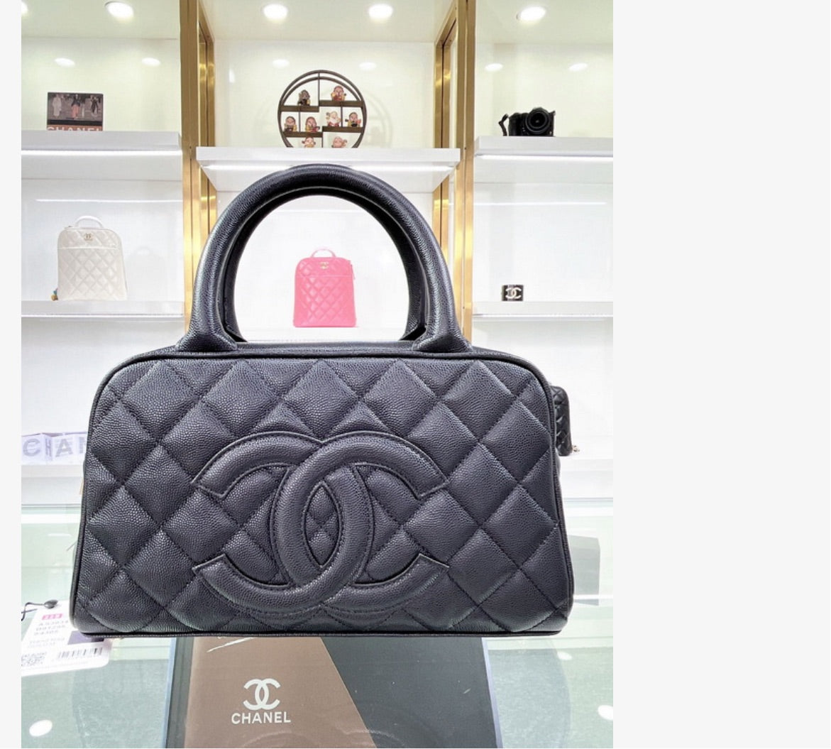 New woman Chanel 23 handbag