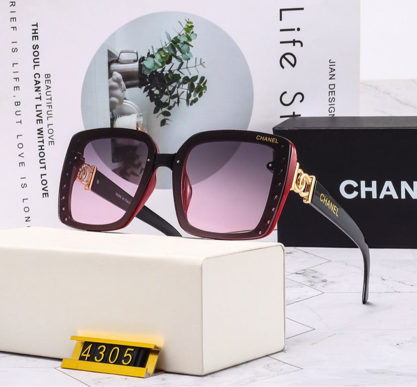Woman Chanel sunglasses