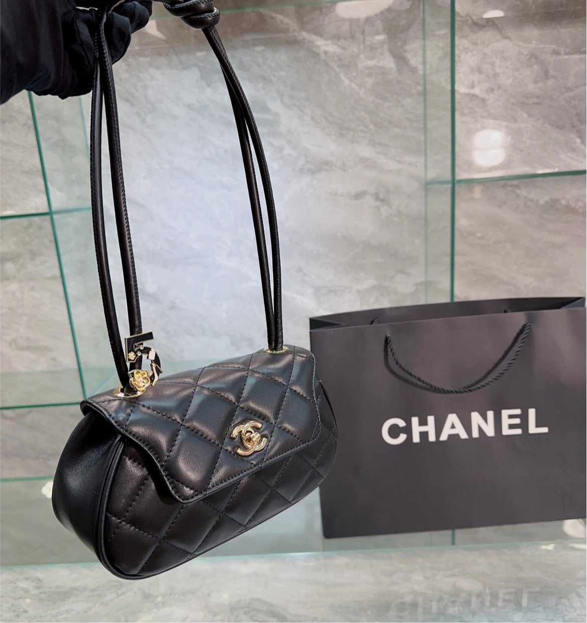 New Chanel woman blk bag