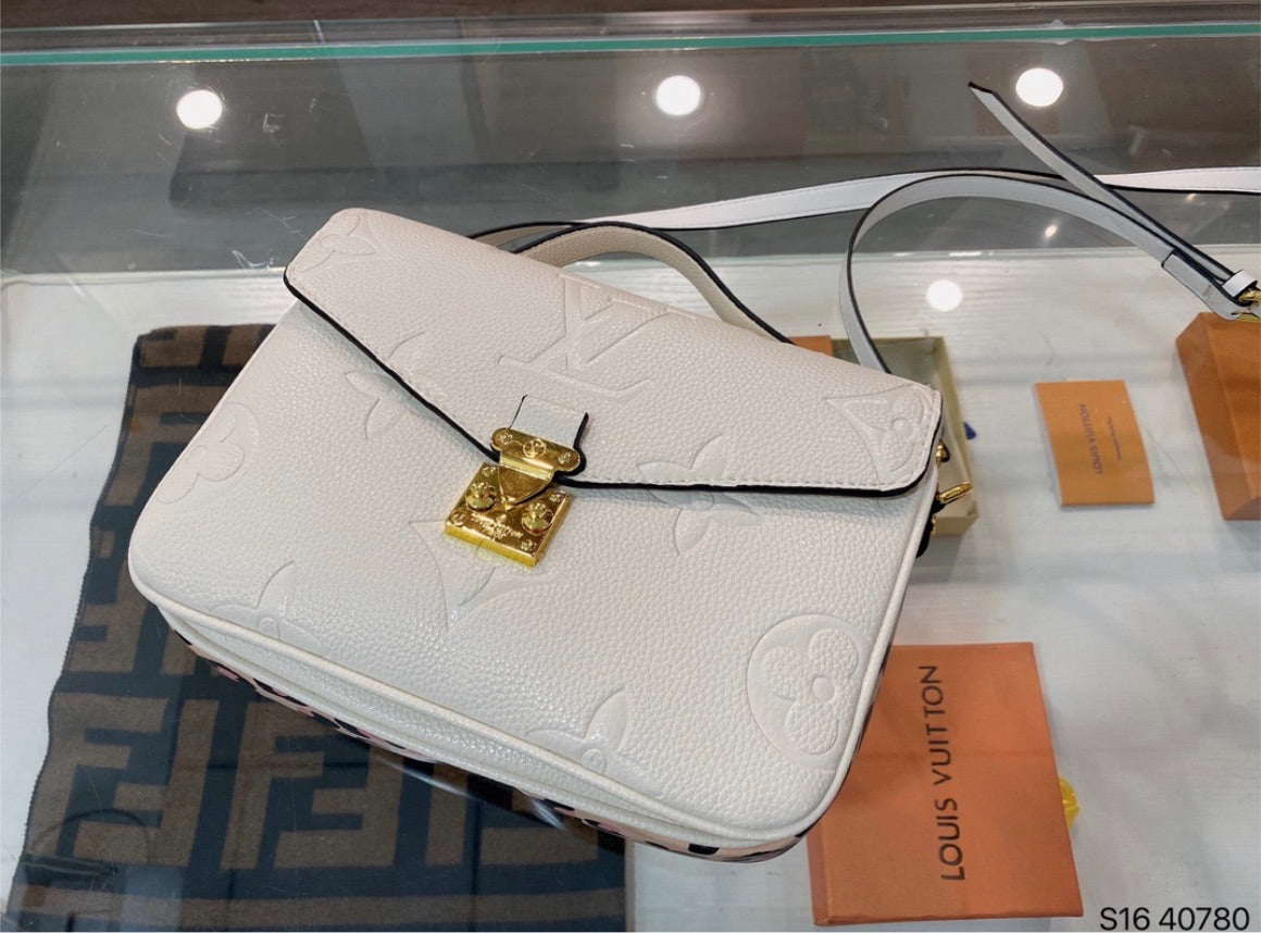 Woman leather LV shoulder handbag