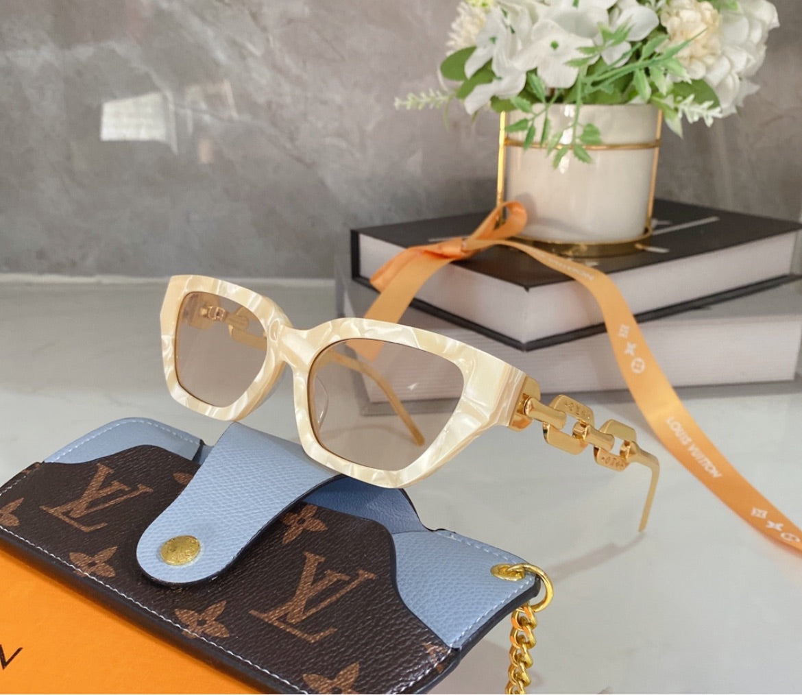 LV woman sunglasses