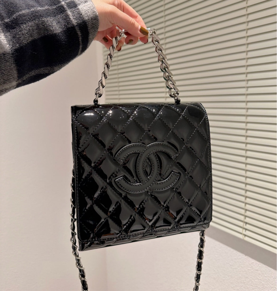 Woman Chanel CC handbag