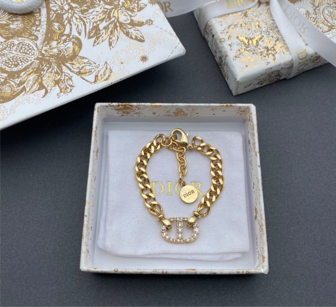 Woman Dior new bracelet