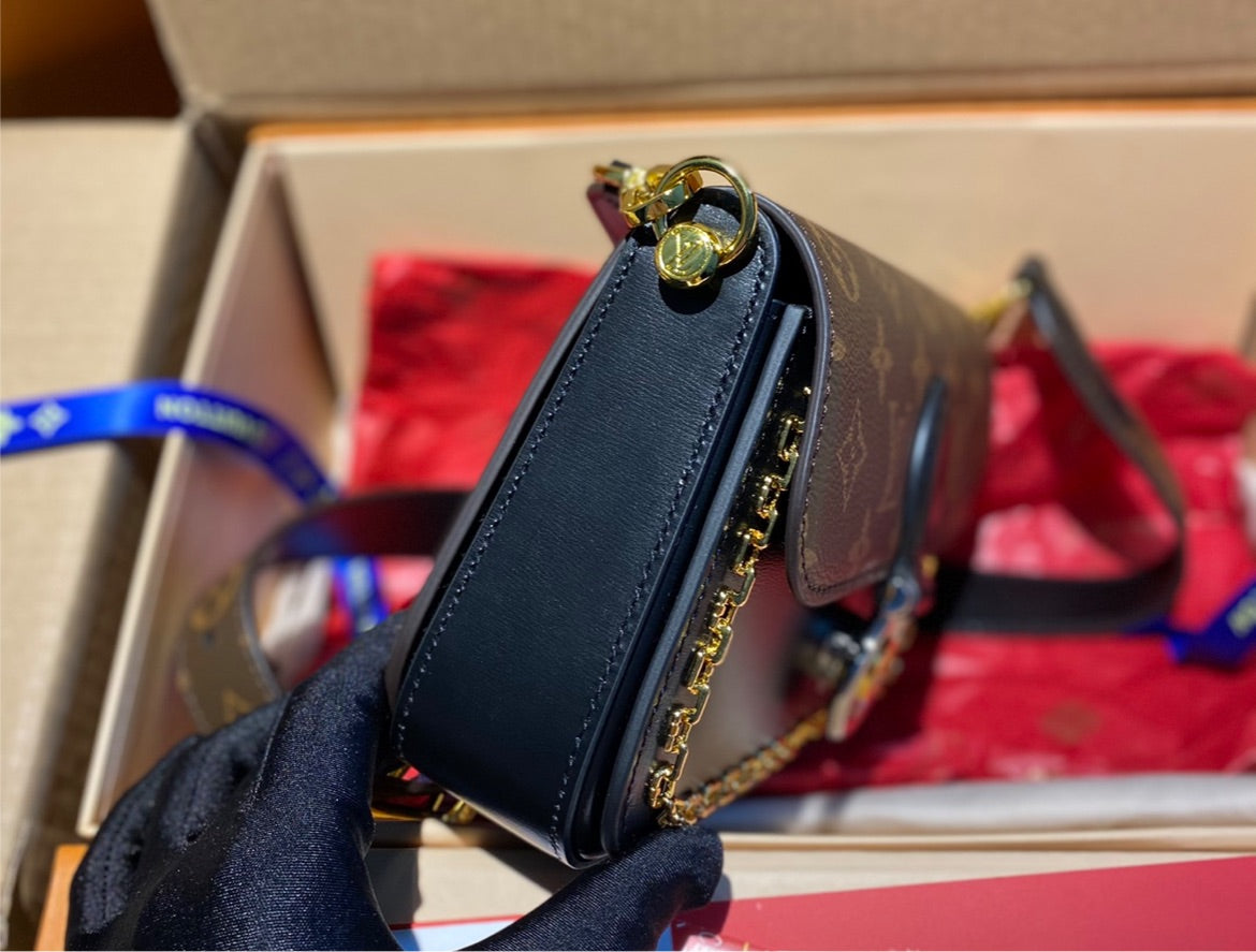 New Louis Vuitton woman shoulder bag