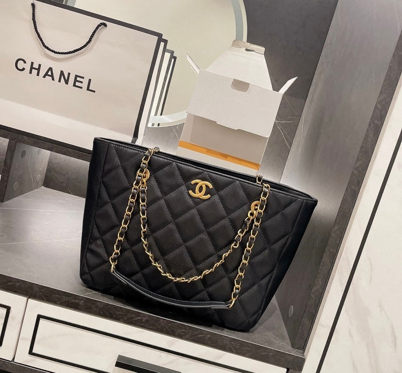 Black Chanel woman shoulder Handbag
