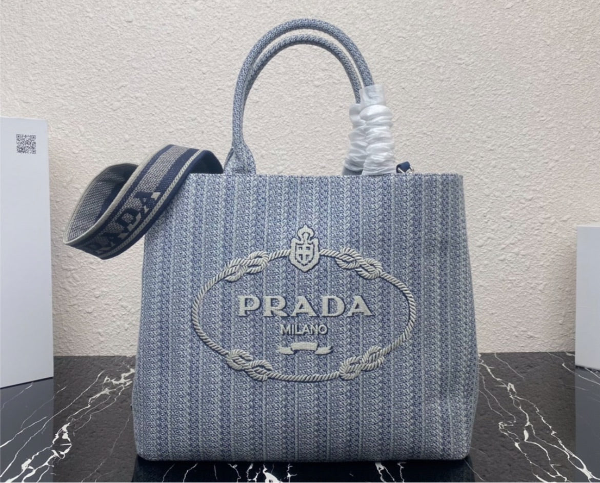 New woman Prada shoulder handbag