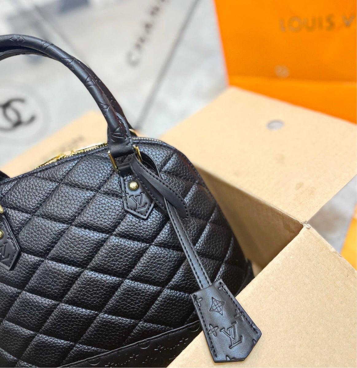 Woman NEW LV black shoulder handbag