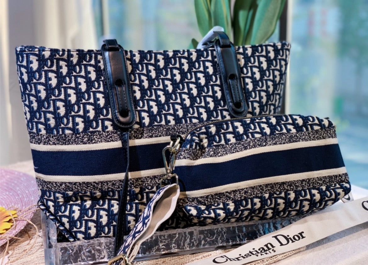 Woman Dior shoulder handbag