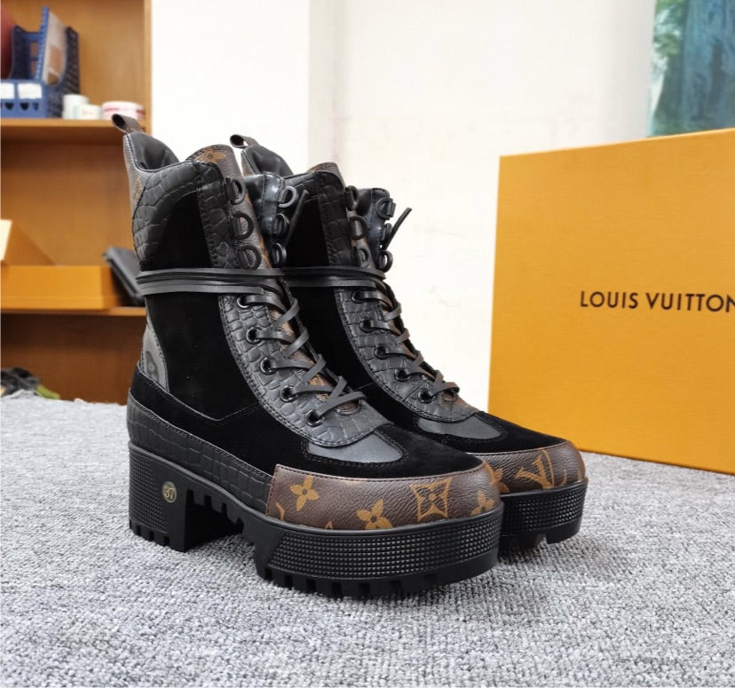 Mid size LV woman boots