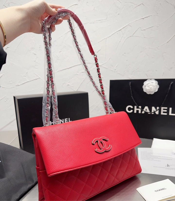 Woman Chanel shoulder handbag