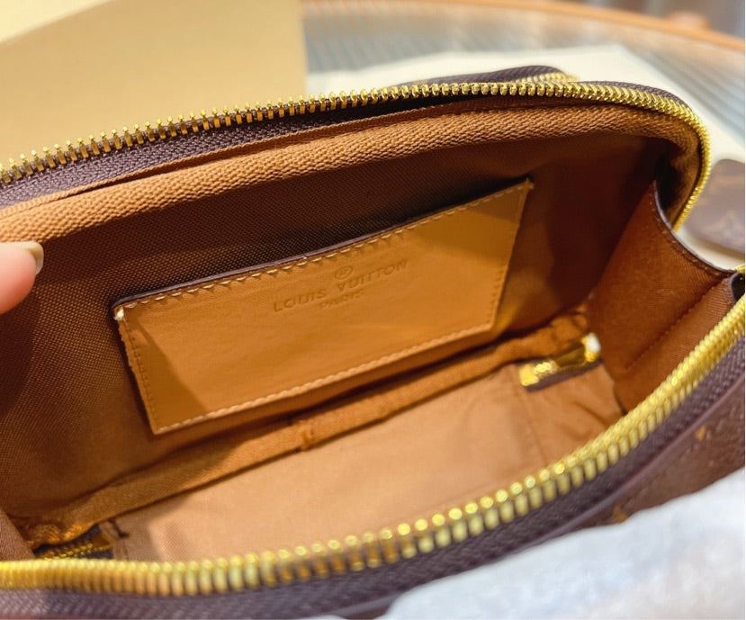 Everyday LV leather shoulder handbag