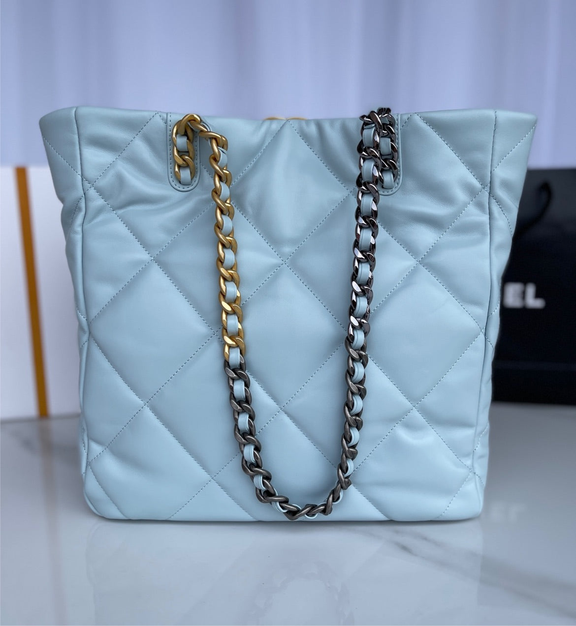 Soft leather Chanel woman shoulder handbag