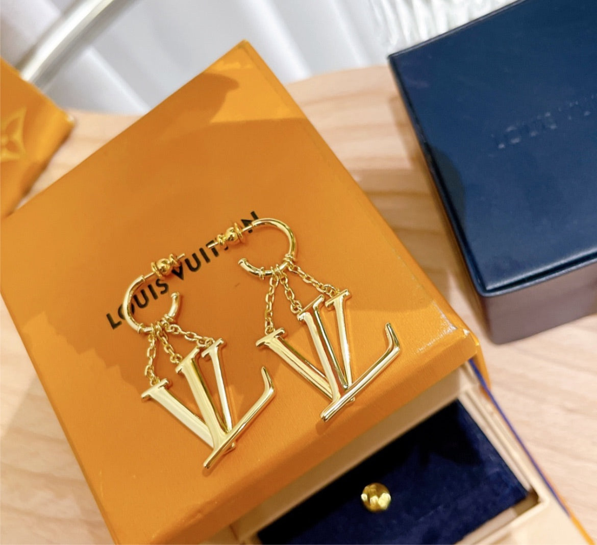 New Woman LV earring