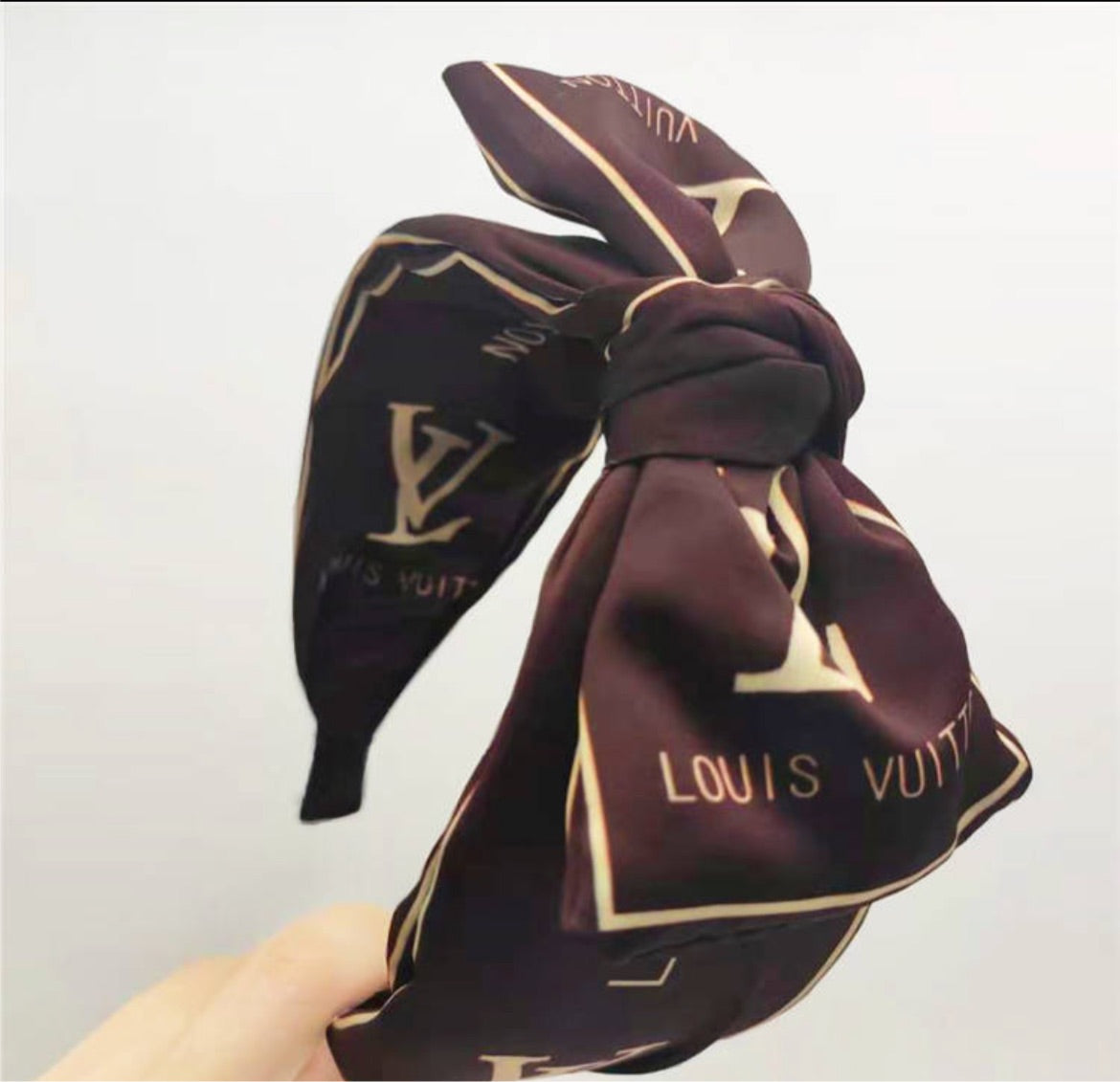 LV woman head wear
