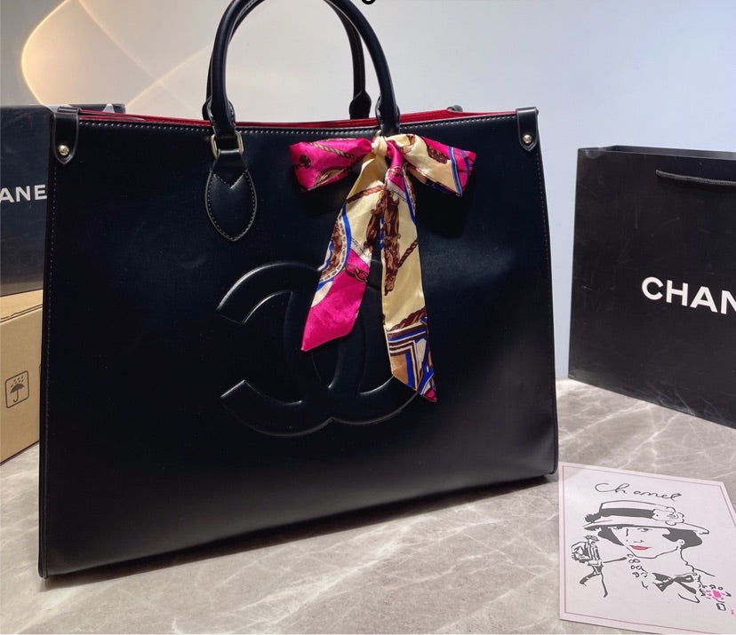 Large Leather Chanel woman handbag