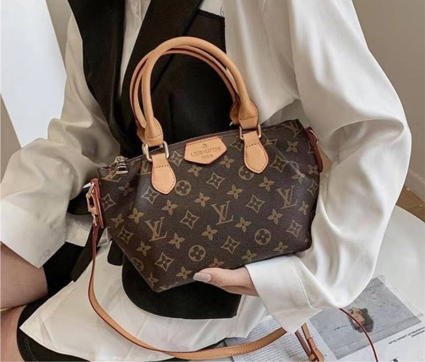 New LV woman cute shoulder handbag