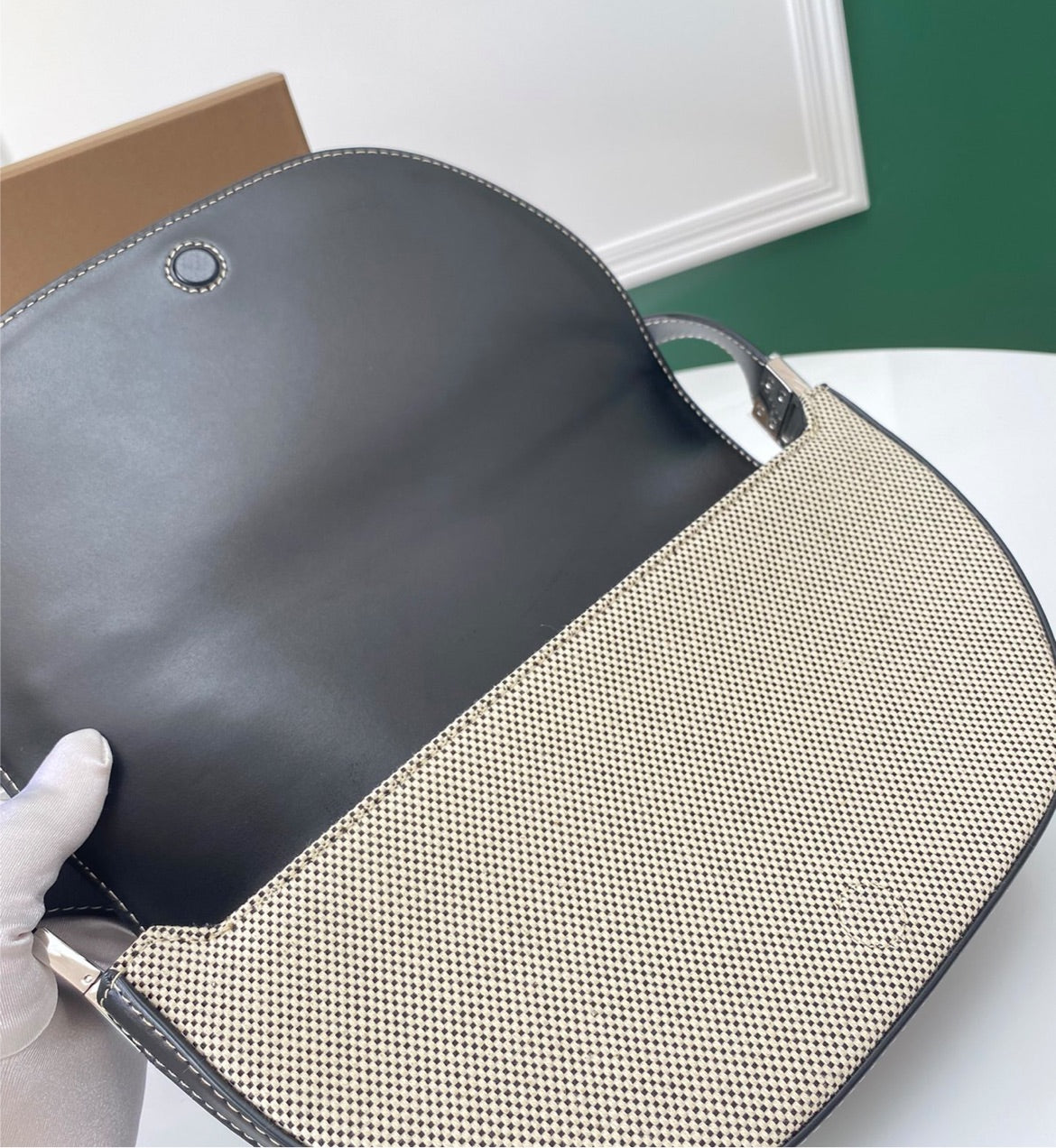 New woman Burberry shoulder bag