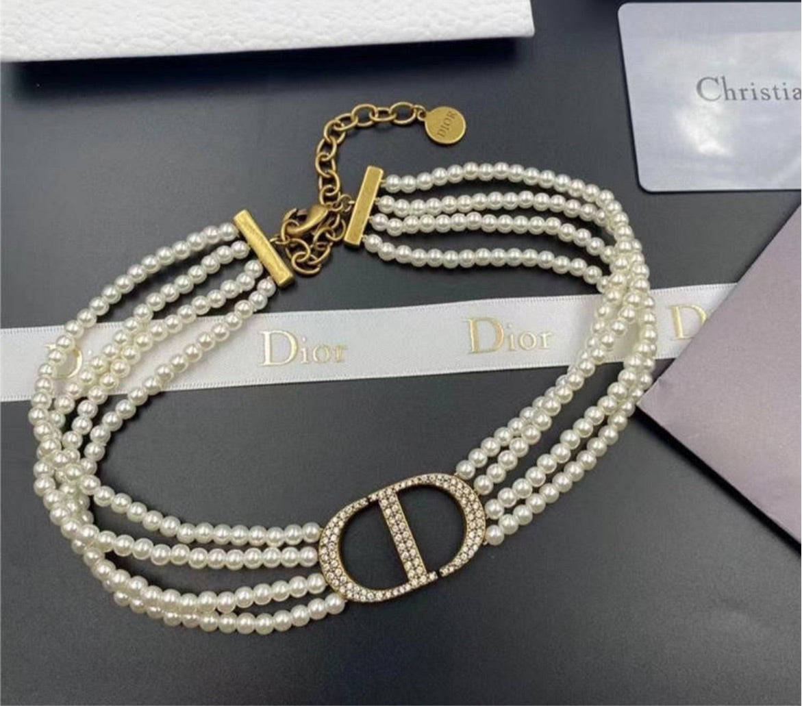 New woman pearl chocker