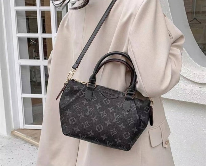 New LV woman cute shoulder handbag