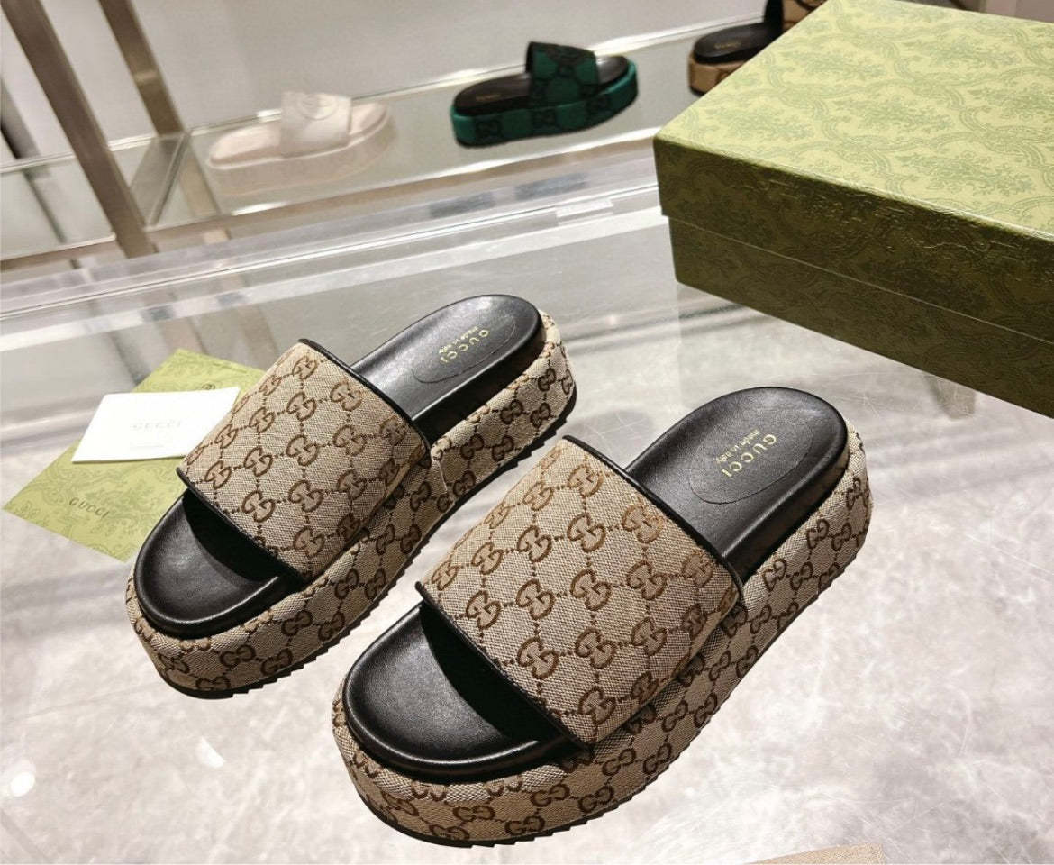 Woman Gucci sandal/slides