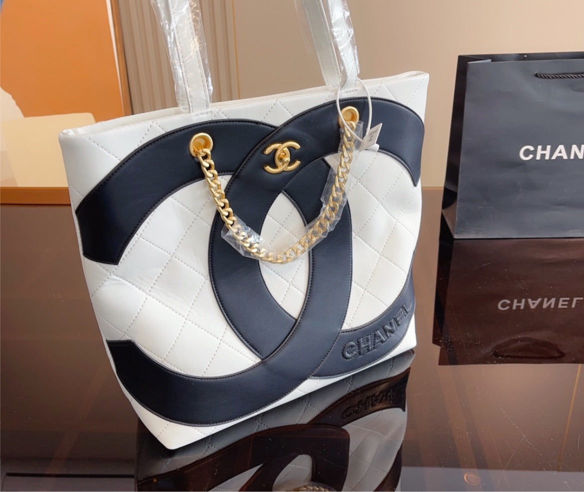 Woman new Chanel shoulder bag