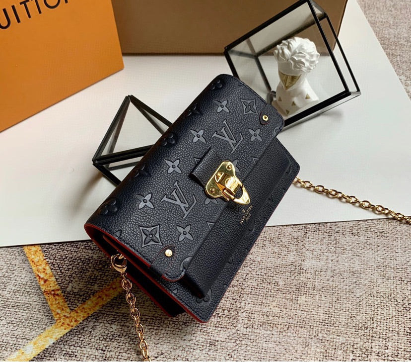 Woman LV crossbody/handbag