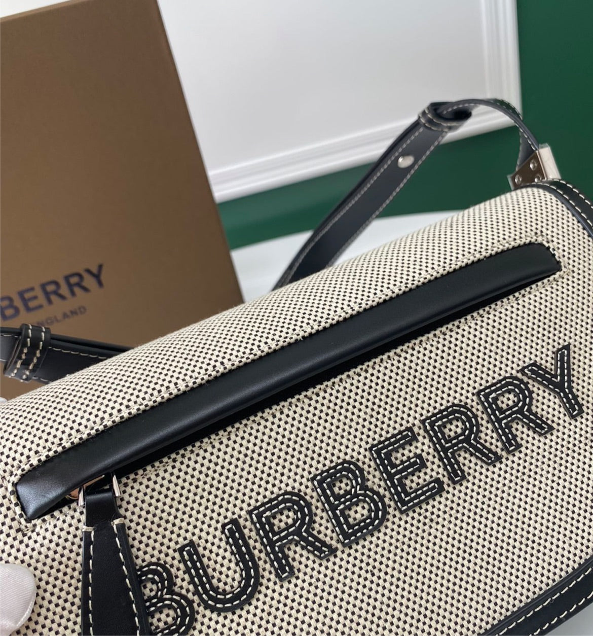 New woman Burberry shoulder bag